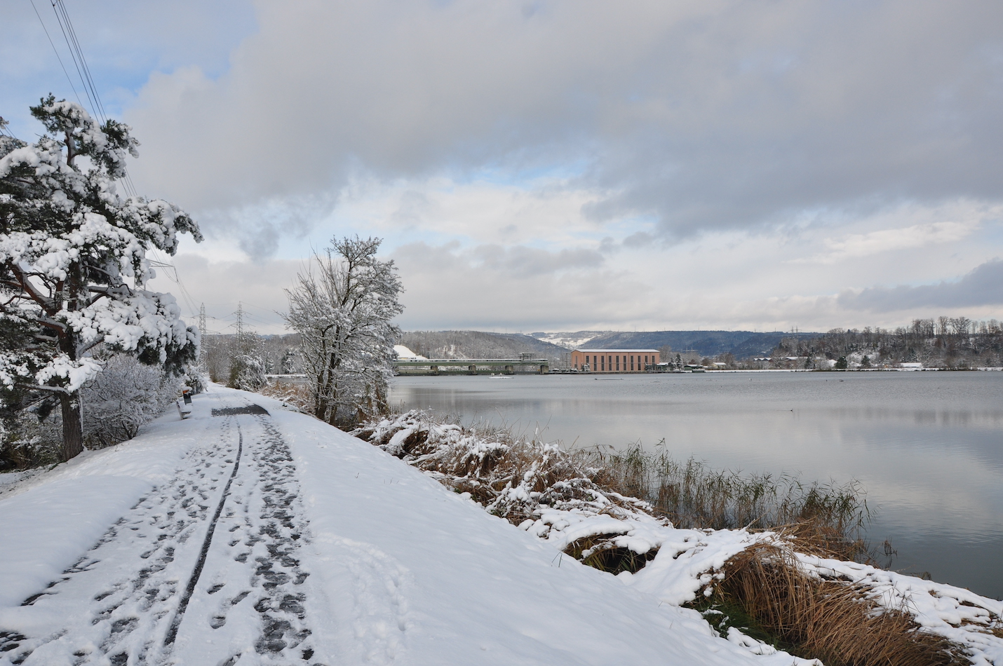 Uferweg im Schnee