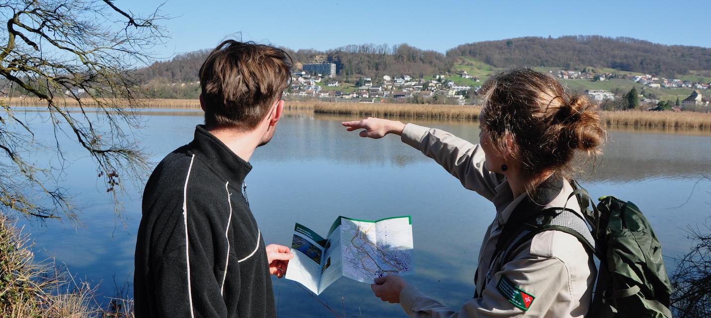 Rangerin mit Besucher.